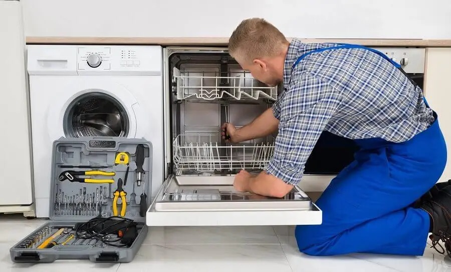 Gördes Gorenje servisi teknisyen ekibi beyaz eşya tamiri yaparken